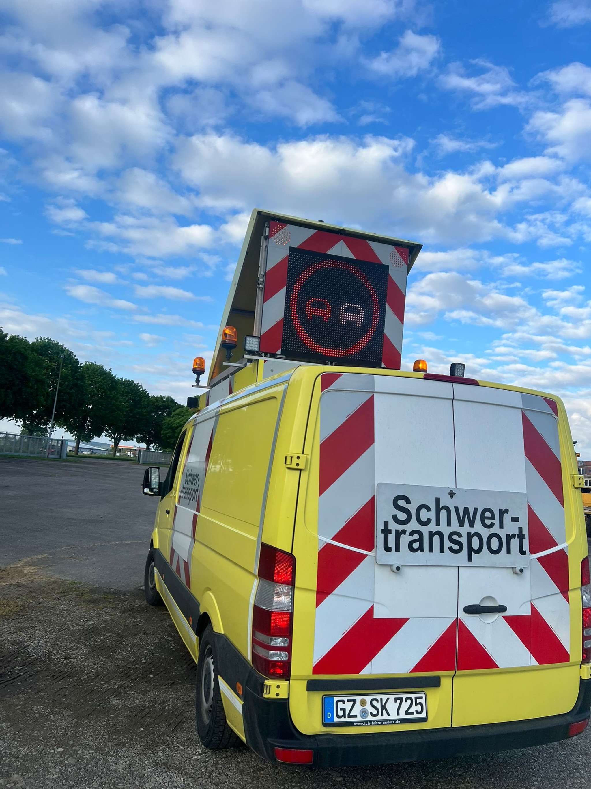 Begleitfahrzeug mit Wechselverkehrszeichenanlage auf der Bundesstraße